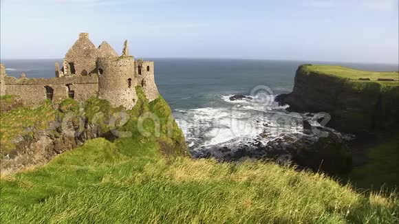 海岸线旁的城堡视频的预览图