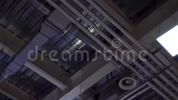 暖通空调系统金属管道低角及安装在大型商场天花板上的灯具视频的预览图