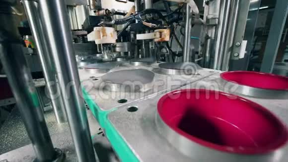 自动化机器将盖子放在食品厂的容器上视频的预览图