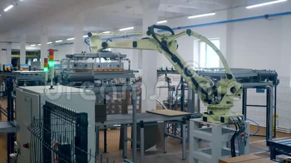机器人机器带着箱子拿着堆然后在仓库里移动视频的预览图