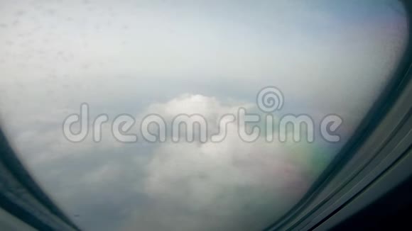 从飞机的窗户看到浓密的云层视频的预览图