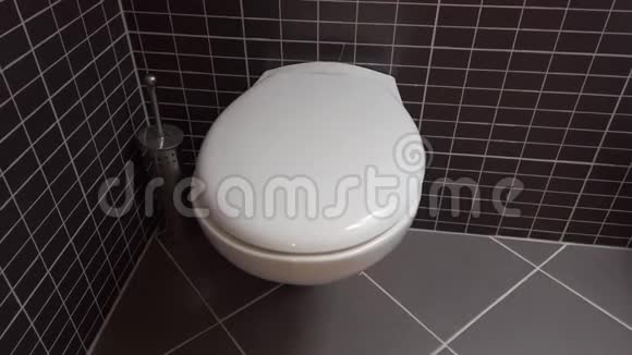 厕所碗现代浴室的厕所有黑色和灰色瓷砖4k超高清关闭盖子从左到右的平底锅视频的预览图