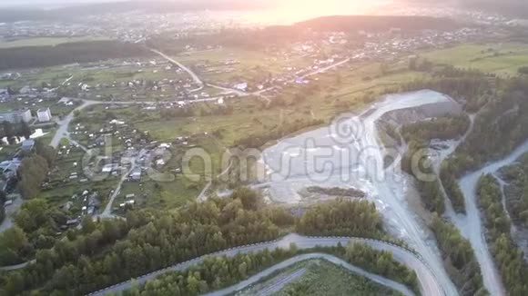 大型灰色手推车周围是城镇建筑的道路视频的预览图