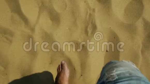 光着脚走在沙子上视频的预览图