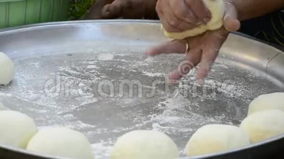 妇女用托盘制作面包的手工面团的特写镜头视频的预览图