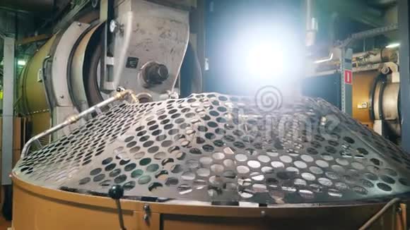 工厂机器工作烤咖啡豆视频的预览图