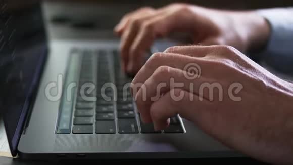 一个人在办公室工作手提电脑键盘上输入文字视频的预览图