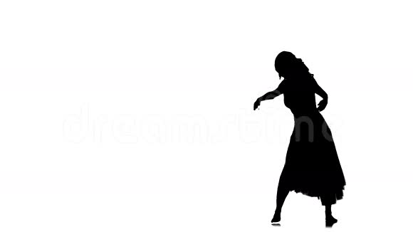年轻女子舞长裙跳爵士舞视频的预览图