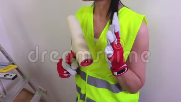 女建筑工人在玩画辊视频的预览图