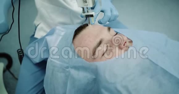 吸血鬼面部手术治疗的肖像年轻病人闭上眼睛躺在椅子上等待视频的预览图