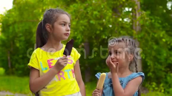 两个女孩在公园吃冰棍冰淇淋视频的预览图