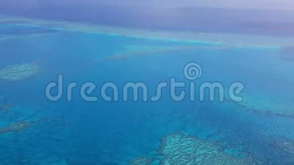 从一架飞机上看澳大利亚惠特松德岛的珊瑚礁视频的预览图