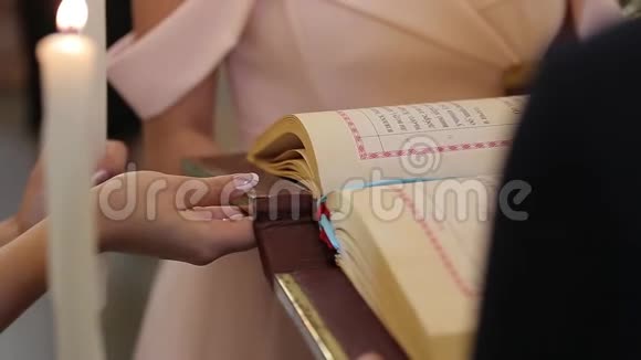 新娘在婚礼上在教堂举行圣典视频的预览图