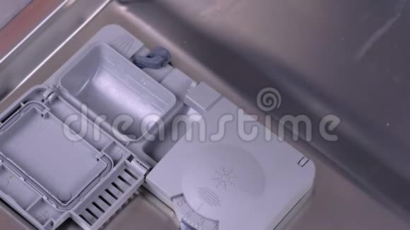 男人手在洗碗机的自动隔间里放洗涤剂片视频的预览图