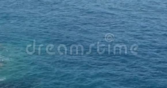 蓝色波浪状海面鸟瞰自然背景4K视频的预览图