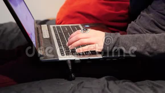 卧室里笔记本电脑上的女孩视频的预览图
