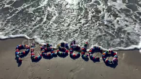 海滩上的塑料短信视频的预览图