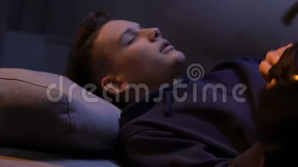 疲惫的年轻人躺在床上加班后精疲力竭睡着了视频的预览图