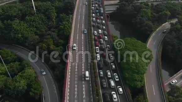 多级交通路口出现大交通堵塞视频的预览图