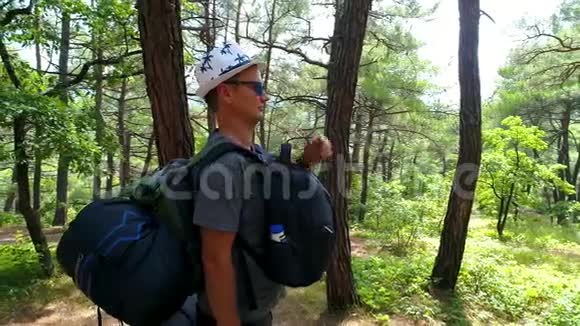 青年游客在森林小径背包上移动2019年8月视频的预览图