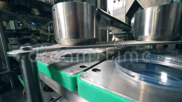 金属装置在一家工厂用干面包饼干填充塑料容器视频的预览图