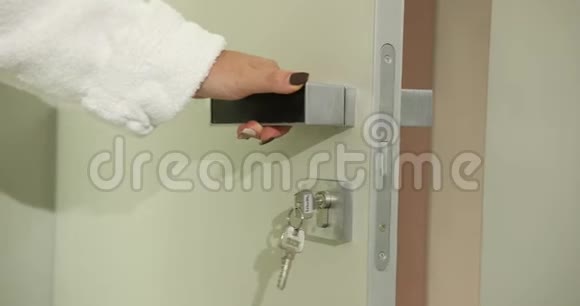 一个女人用一个把手的帮助把门关上慢动作特写4k视频的预览图