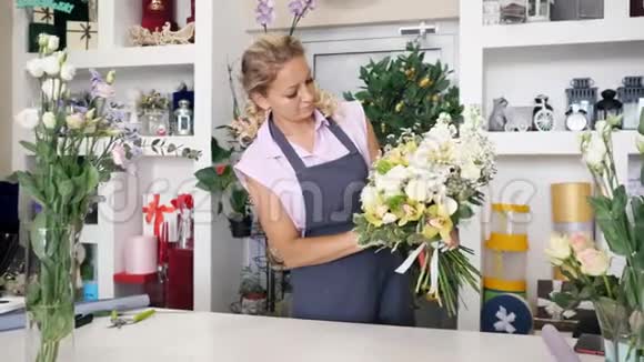 女专业花艺师在花艺工作室制作巨大的花束视频的预览图