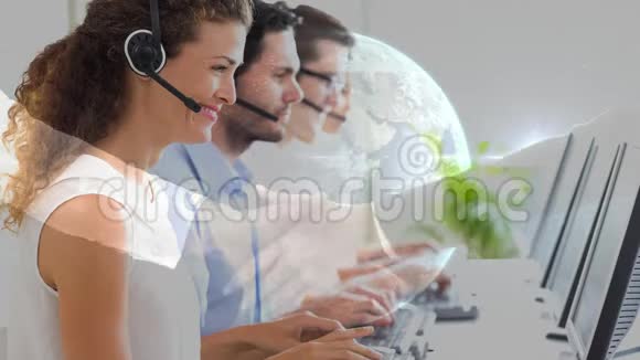 在Callcenter工作的女人与地球背景握手视频的预览图