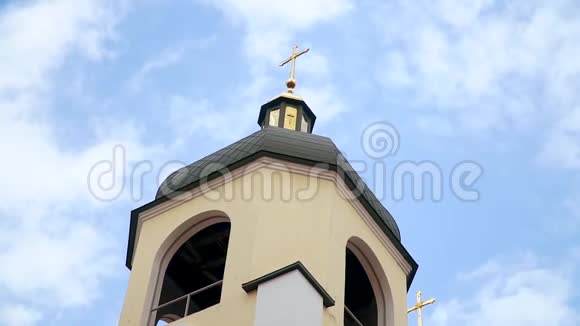 教堂里有一个金色的十字架天空上有云时间视频的预览图