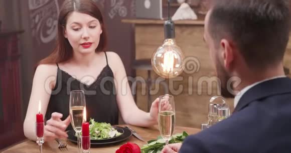 一个快乐的年轻女孩和她的男朋友约会视频的预览图