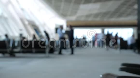 在机场和步行者的背景视频的预览图