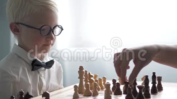那个金发男孩正在学习下棋视频的预览图