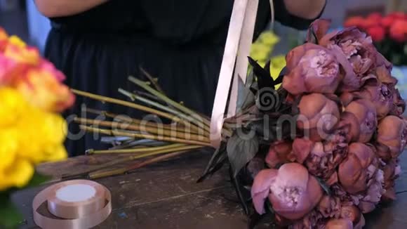 花店里的一束棕色牡丹花被丝带系在花茎上视频的预览图