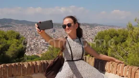 旅游妇女自拍巴塞罗那全景视频的预览图