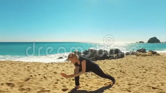 有魅力的女人在阳光明媚的日子在户外做瑜伽锻炼视频的预览图