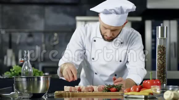 男厨师慢动作调味肉烹饪调味牛排肖像视频的预览图