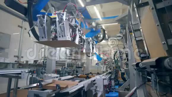 工厂机器将纸板箱的部分连接在一条线上视频的预览图