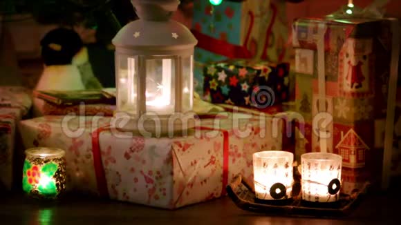 新年礼物与蜡烛背景视频的预览图
