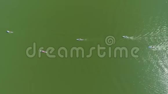 苏普赛车手在深绿色的水上竞技视频的预览图