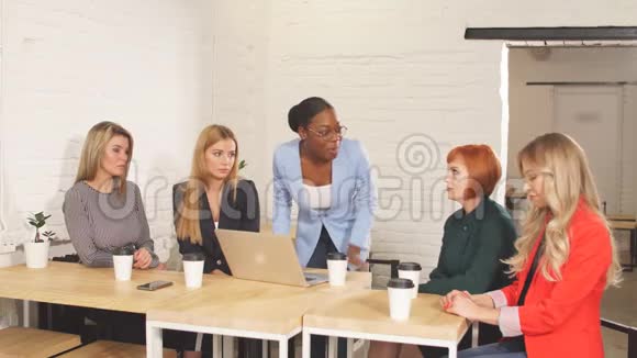 非洲女老板在会议室里对她的女员工说不出话来视频的预览图