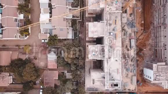 南非梯田房屋旁边的公寓楼建筑工地视频的预览图
