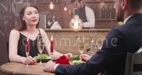 爱的一对夫妇坐在餐厅的桌子旁喝香槟视频的预览图