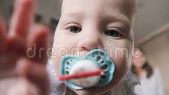 可爱的婴儿和假人的肖像小宝宝触摸相机镜头视频的预览图