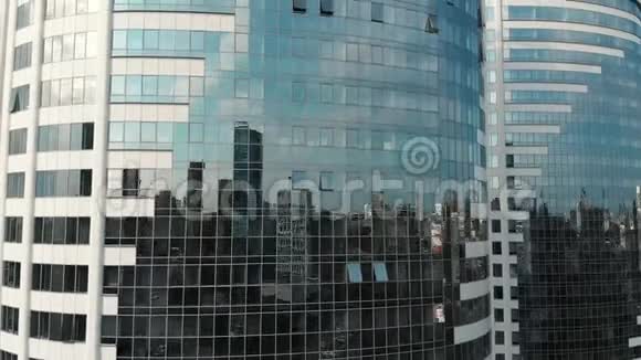 玻璃建筑前景对现代化办公楼的反思商业区的玻璃墙和窗户视频的预览图