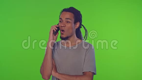 绿色屏幕上长着长发的年轻男性在智能手机上交谈的照片视频的预览图
