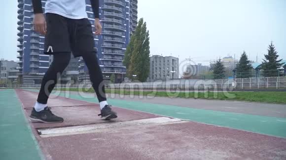 运动服的年轻人从低起点开始慢跑户外运动帅哥在运动场做运动视频的预览图