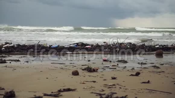 暴风雨过后的海滩在阴云密布的天空下视频的预览图
