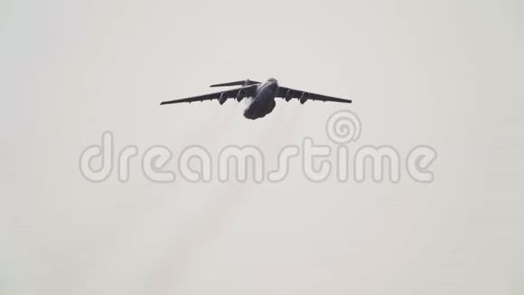 世界上最大货运飞机AN124Ruslan在一个多云的春天在天空中飞行视频的预览图