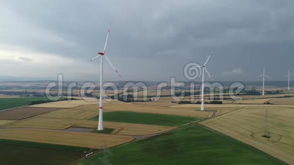 风力涡轮机和接近暴雨视频的预览图