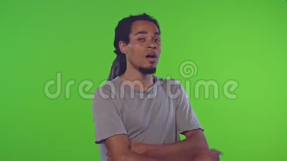 一个非裔美国人在绿色屏幕上说不的肖像视频的预览图